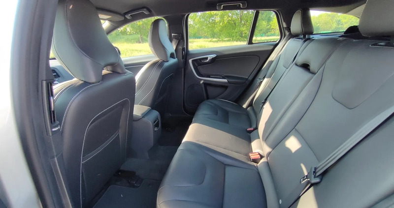 Volvo V60 cena 65000 przebieg: 99750, rok produkcji 2018 z Toruń małe 211